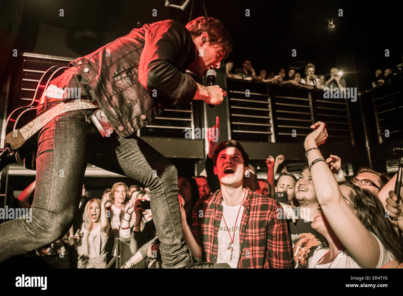 Switchfoot spielen des flüssigen Zimmer Edinburgh 2015 Jon Vorarbeiters Stockfoto