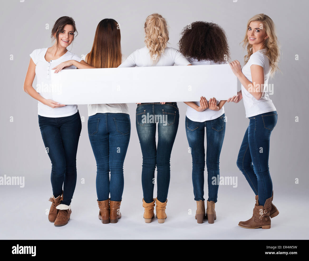 Mädchen mit langen weißen und leeren Banner. Debica, Polen Stockfoto