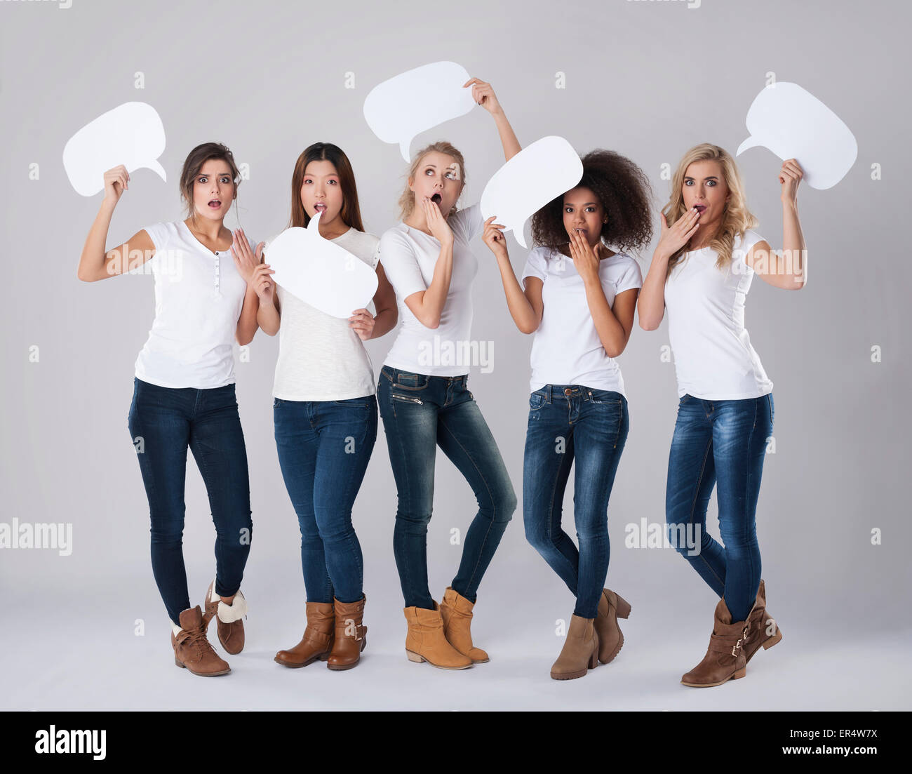 Schockiert Mädchen mit leeren Sprechblasen über Köpfen. Debica, Polen Stockfoto Schockiert Mädchen mit leeren Sprechblasen über Köpfen. Debica, Polen Stockfoto