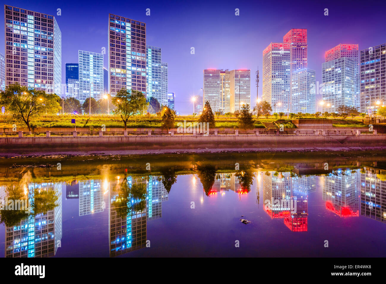 Peking, China Central Business District Skyline der Stadt am Fluss Tonghui. Stockfoto