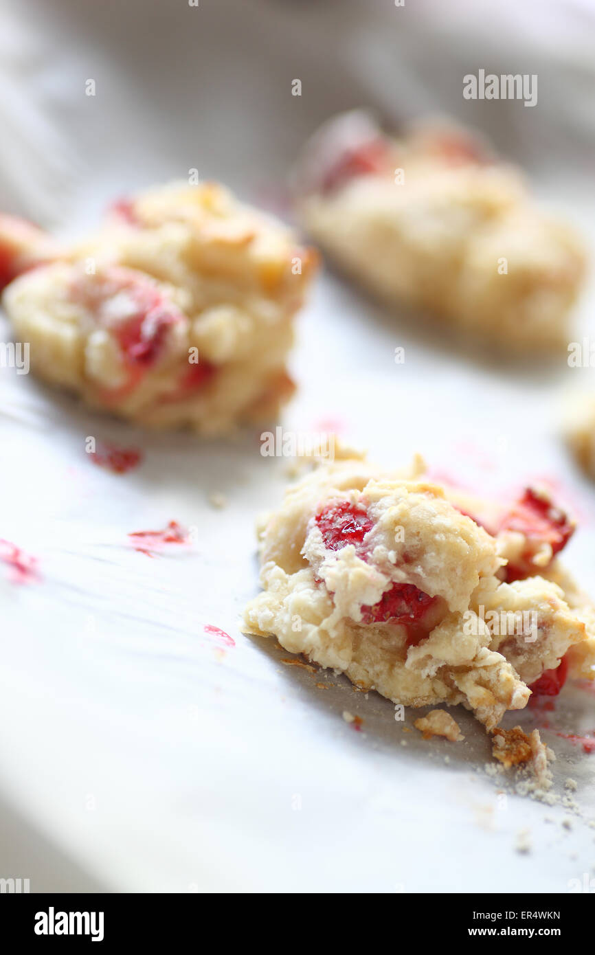 Frisch gebackene Kekse auf ein Pergament ausgekleidet Pfanne Stockfoto