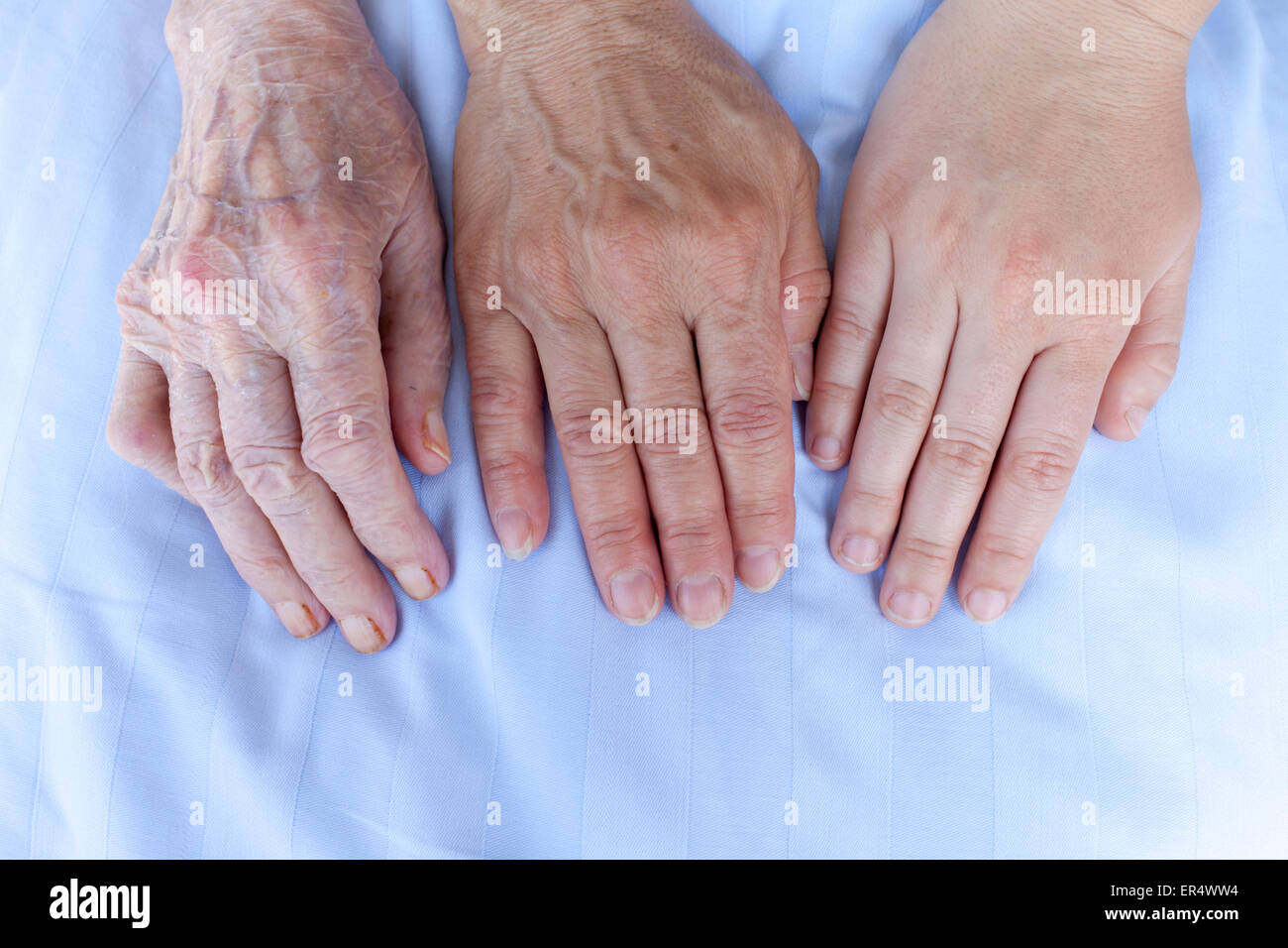 Hände eines 93, 52 und 25 Jahre alten Frauen Stockfoto