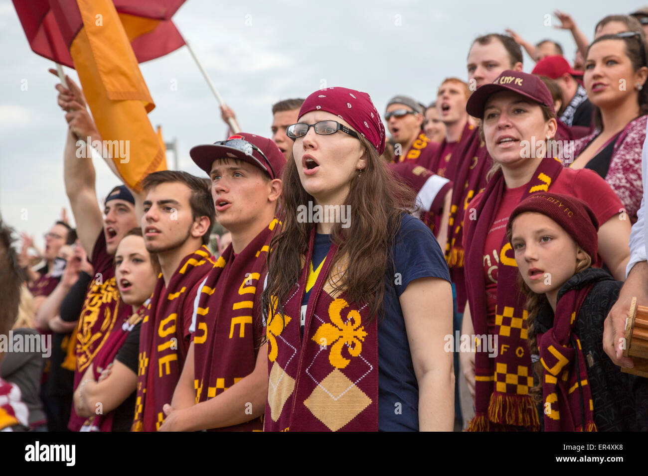 Detroit, Michigan - Fußball-Fans jubeln ihrem Team Detroit City FC, in einem Match gegen Muskegon Tragegurte. Stockfoto