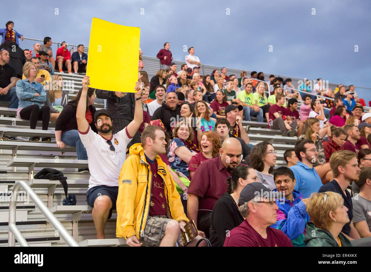 Detroit, Michigan - ein Fußball-Fan Appelle für eine gelbe Karte während eines Spiels zwischen Detroit City FC und Muskegon Tragegurte. Stockfoto Detroit, Michigan - ein Fußball-Fan Appelle für eine gelbe Karte während eines Spiels zwischen Detroit City FC und Muskegon Tragegurte. Stockfoto