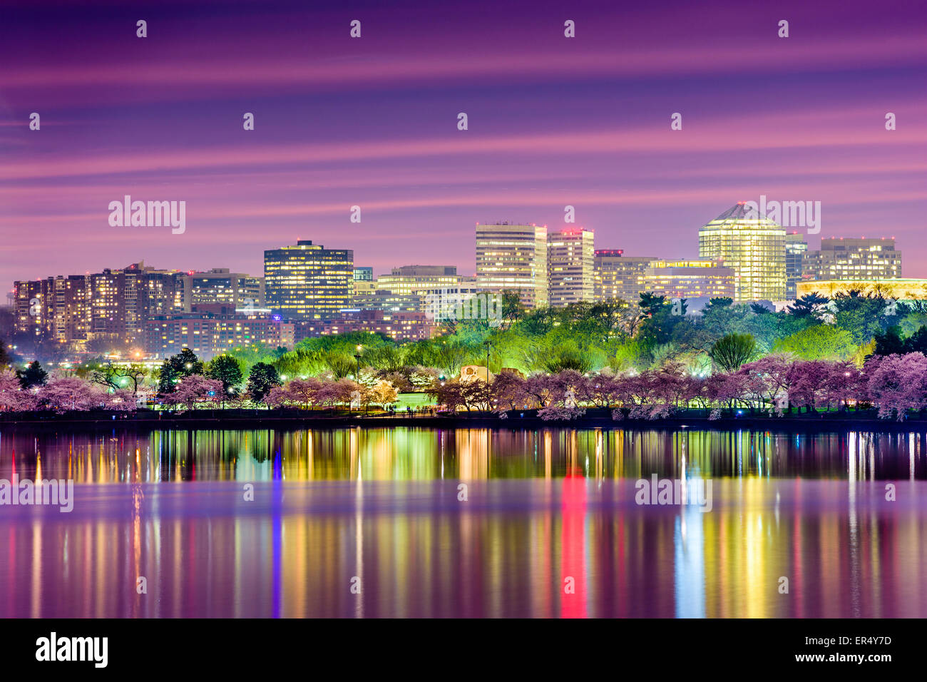 Washington, DC am Tidal Basin mit der Skyline von Arlington. Stockfoto