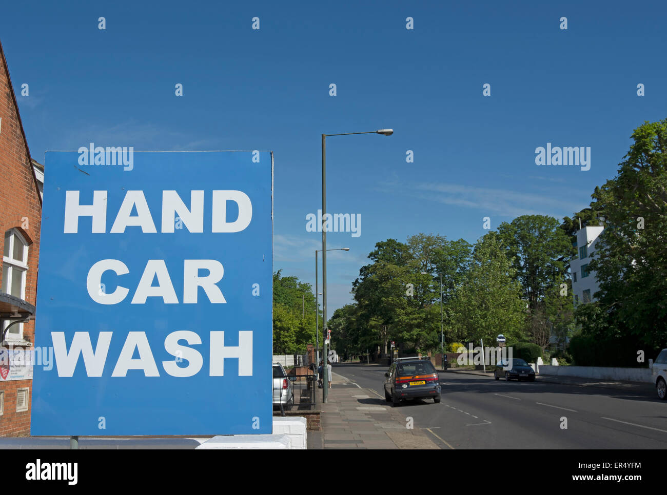 Auto-Waschanlagen-Zeichen auf einer Straße in Hampton Wick, Middlesex, England die Hand Stockfoto