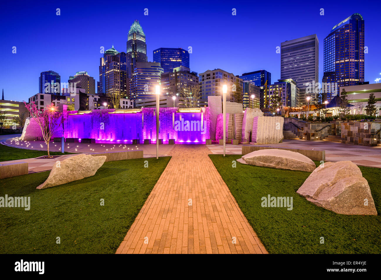 Uptown Skyline von Charlotte, North Carolina, USA und Park. Stockfoto