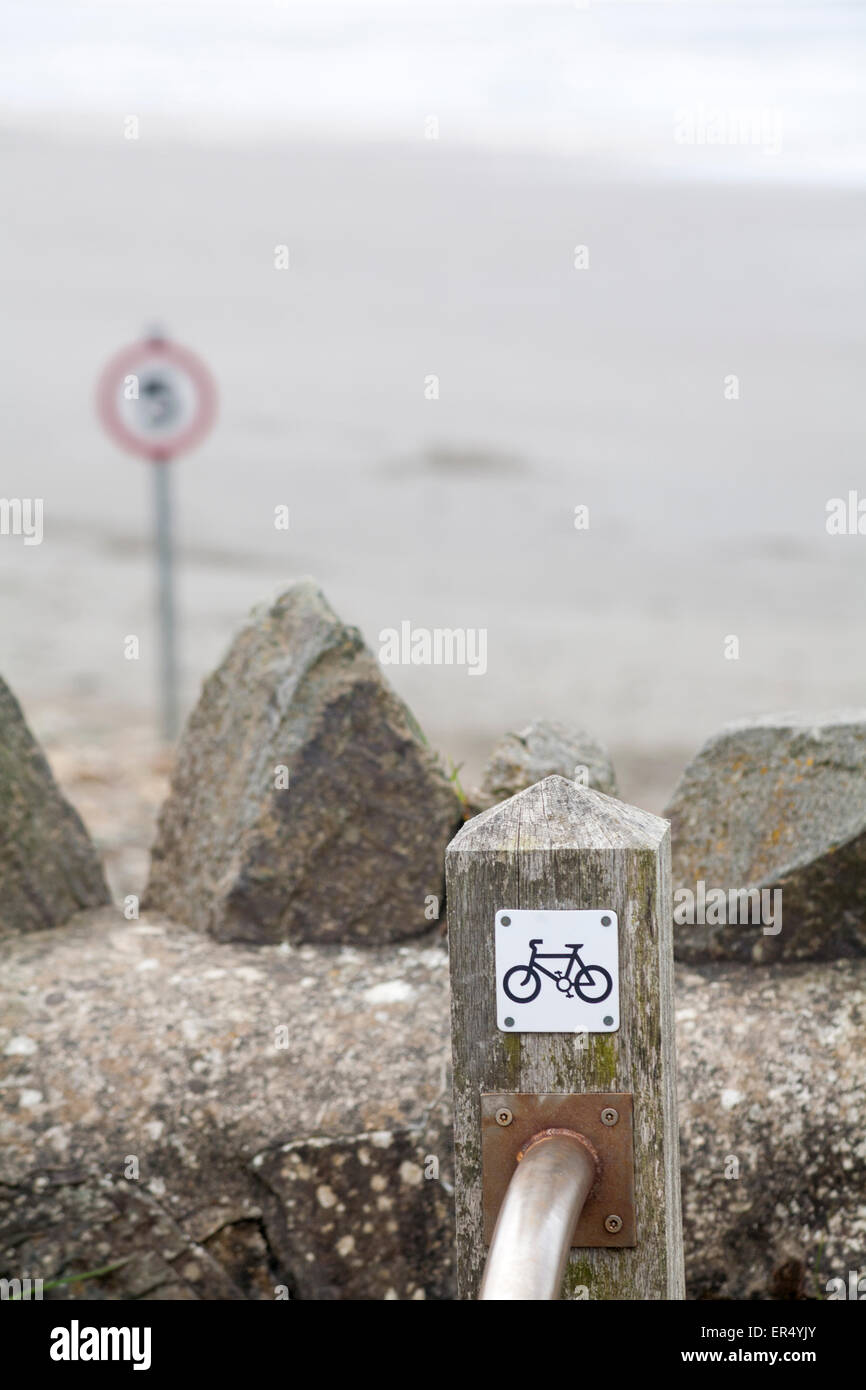 Fahrradschild mit 5-Gang-Schild am Newport Sands Beach im Pembrokeshire Coast National Park, Wales, Großbritannien im Mai Stockfoto