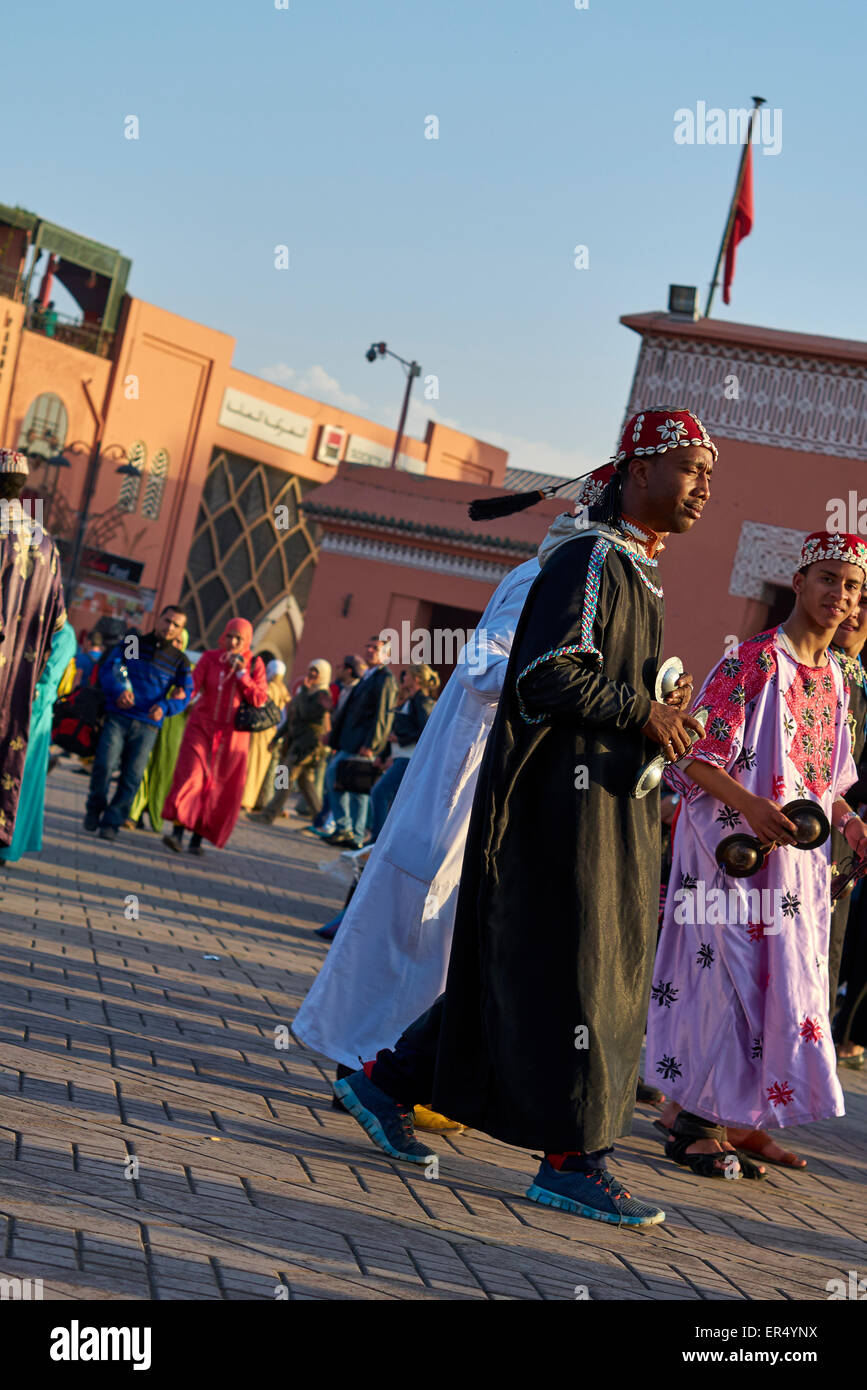 Straße Tänzer in "Jeema el Fna" - sehr belebten Marktplatz Marrakesch Stockfoto