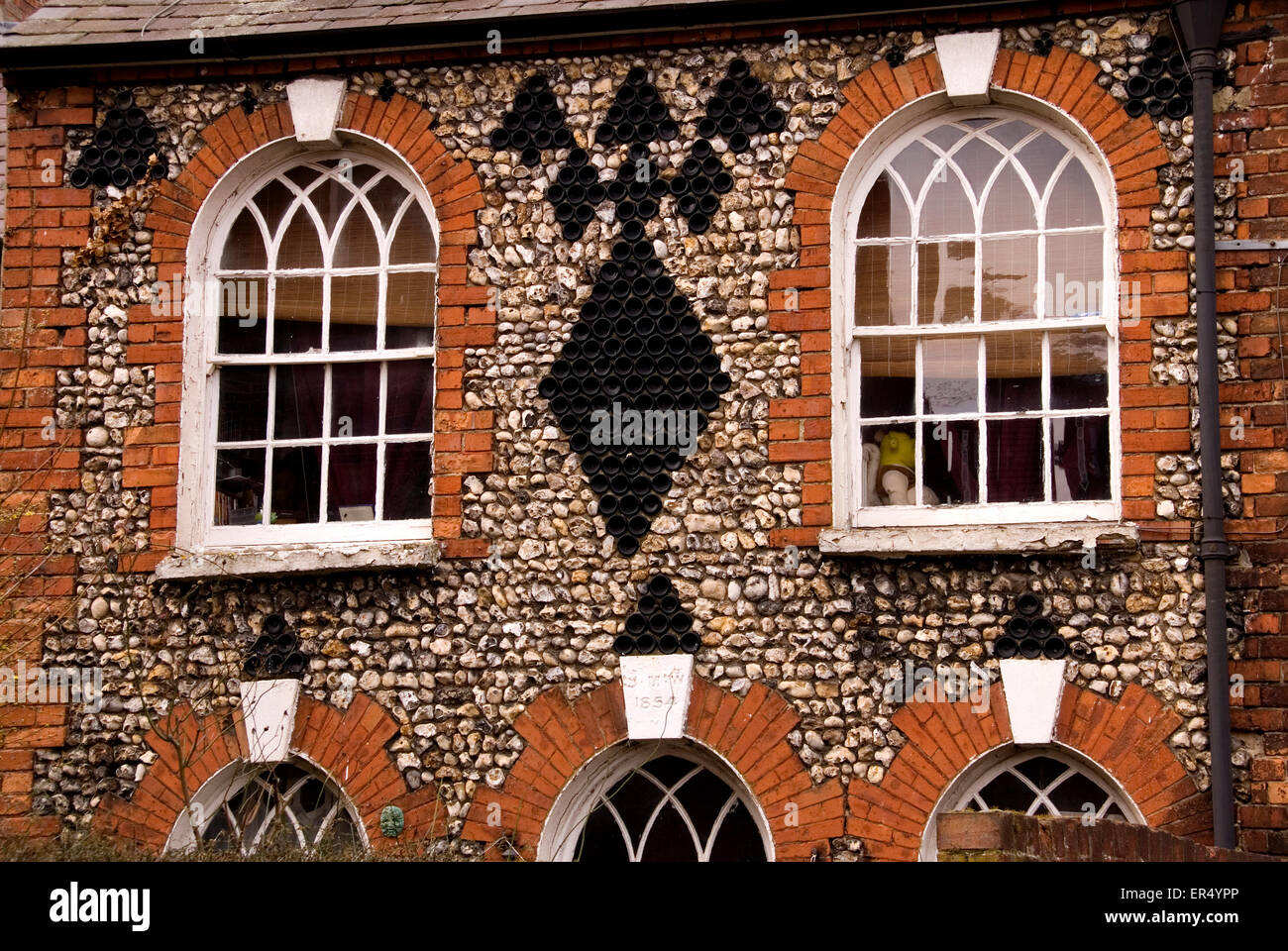 Dollar - Aylesbury Stadt - Ziegel und Flint Cottage mit verzierten Fassade - gotischen Stil Windows - Sozialgeschichte Stockfoto