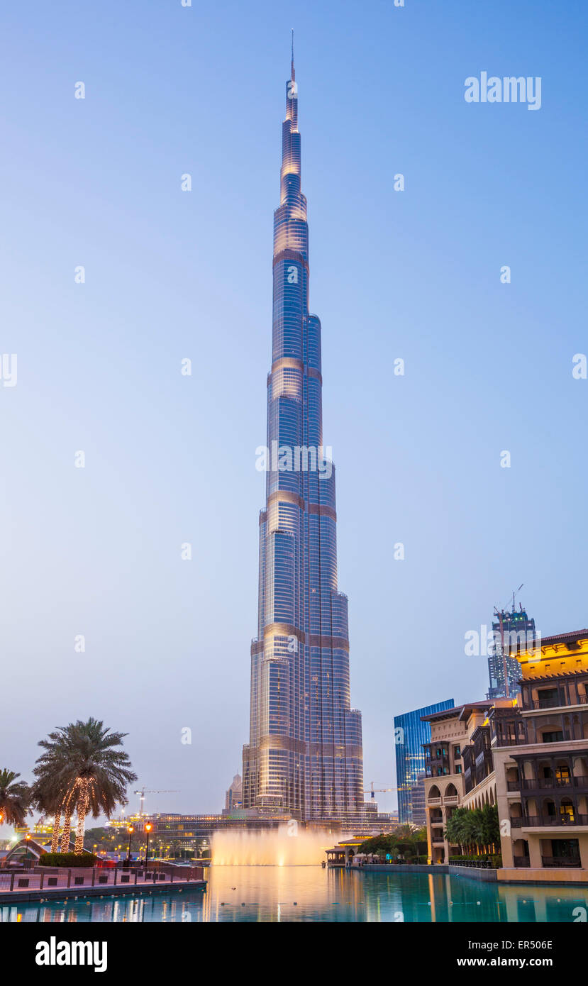 Buj Khalifa und Brunnen beleuchtet in der Abenddämmerung, Dubai City, Vereinigte Arabische Emirate, Vereinigte Arabische Emirate, Naher Osten Stockfoto