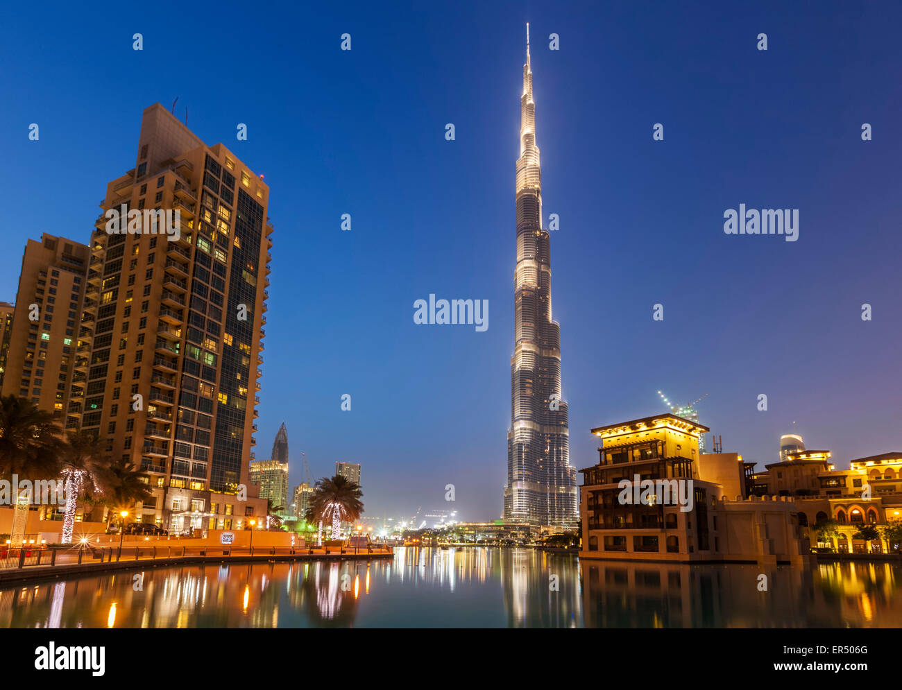 Buj Khalifa beleuchtet in der Nacht, Stadt Dubai, Vereinigte Arabische Emirate, Vereinigte Arabische Emirate, Naher Osten Stockfoto