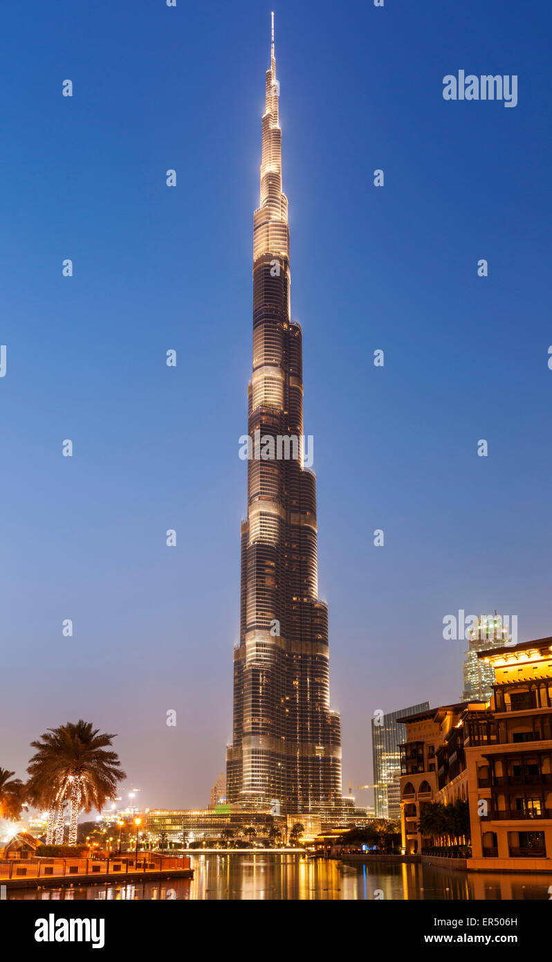 Buj Khalifa beleuchtet in der Nacht, Stadt Dubai, Vereinigte Arabische Emirate, Vereinigte Arabische Emirate, Naher Osten Stockfoto