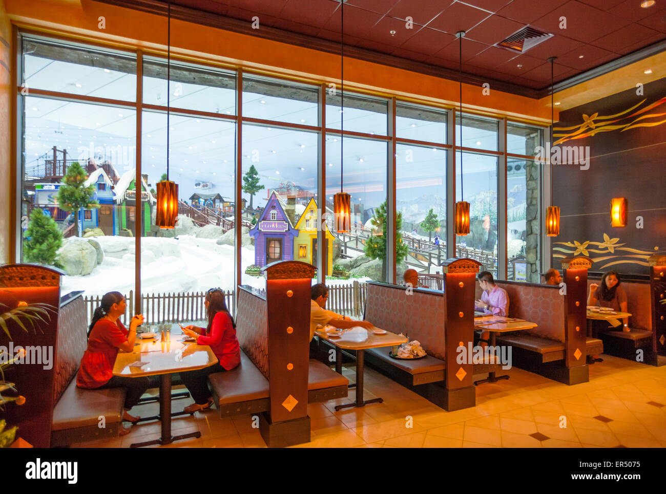 Restaurant vor dem Dubai Ski Center, Mall of Emirates, Dubai City, Vereinigte Arabische Emirate, Vereinigte Arabische Emirate, Naher Osten Stockfoto