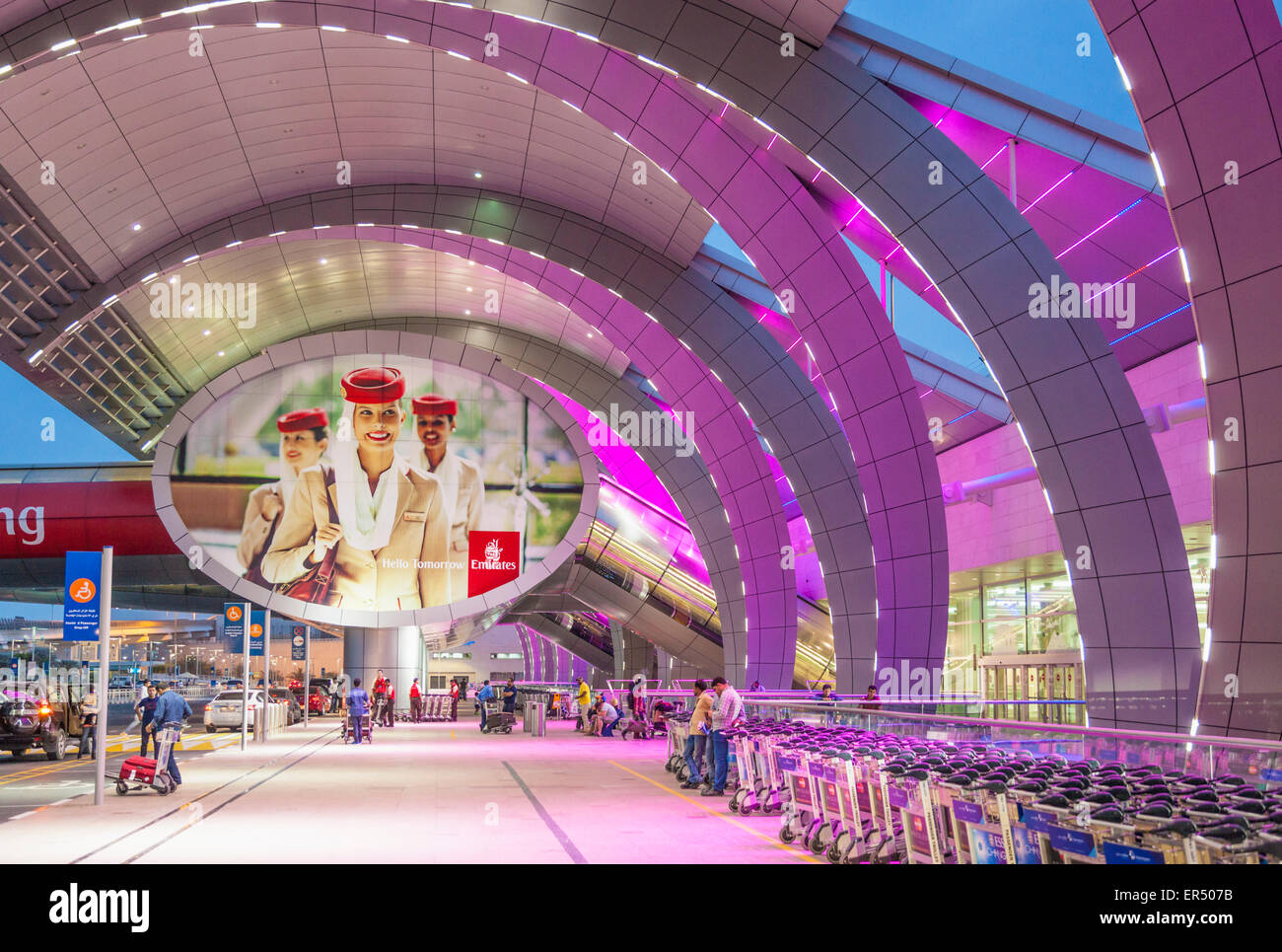 Der internationale Flughafen Dubai bei Nacht, Stadt Dubai, Vereinigte Arabische Emirate, Vereinigte Arabische Emirate, Naher Osten Stockfoto