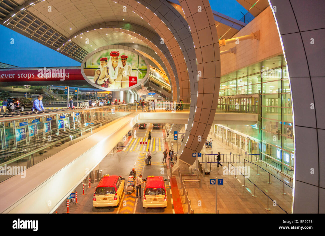 Der internationale Flughafen Dubai bei Nacht, Stadt Dubai, Vereinigte Arabische Emirate, Vereinigte Arabische Emirate, Naher Osten Stockfoto