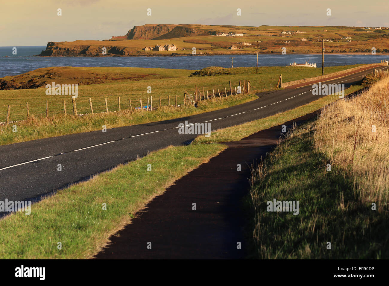 Causeway Coastal Route in der Nähe von Bushmills.County Antrim, nördlichen Ireland,UK,Europe.On Hintergrund: Giant Causeway Stockfoto