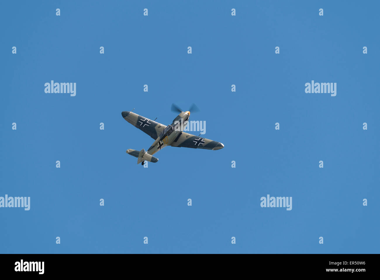 Hispano Buchon HA-1112 / Messerschmitt Bf109 gelb 10 auf der Shuttleworth Collection VE Tag Airshow, Old Warden, 3. Mai 2015 Stockfoto