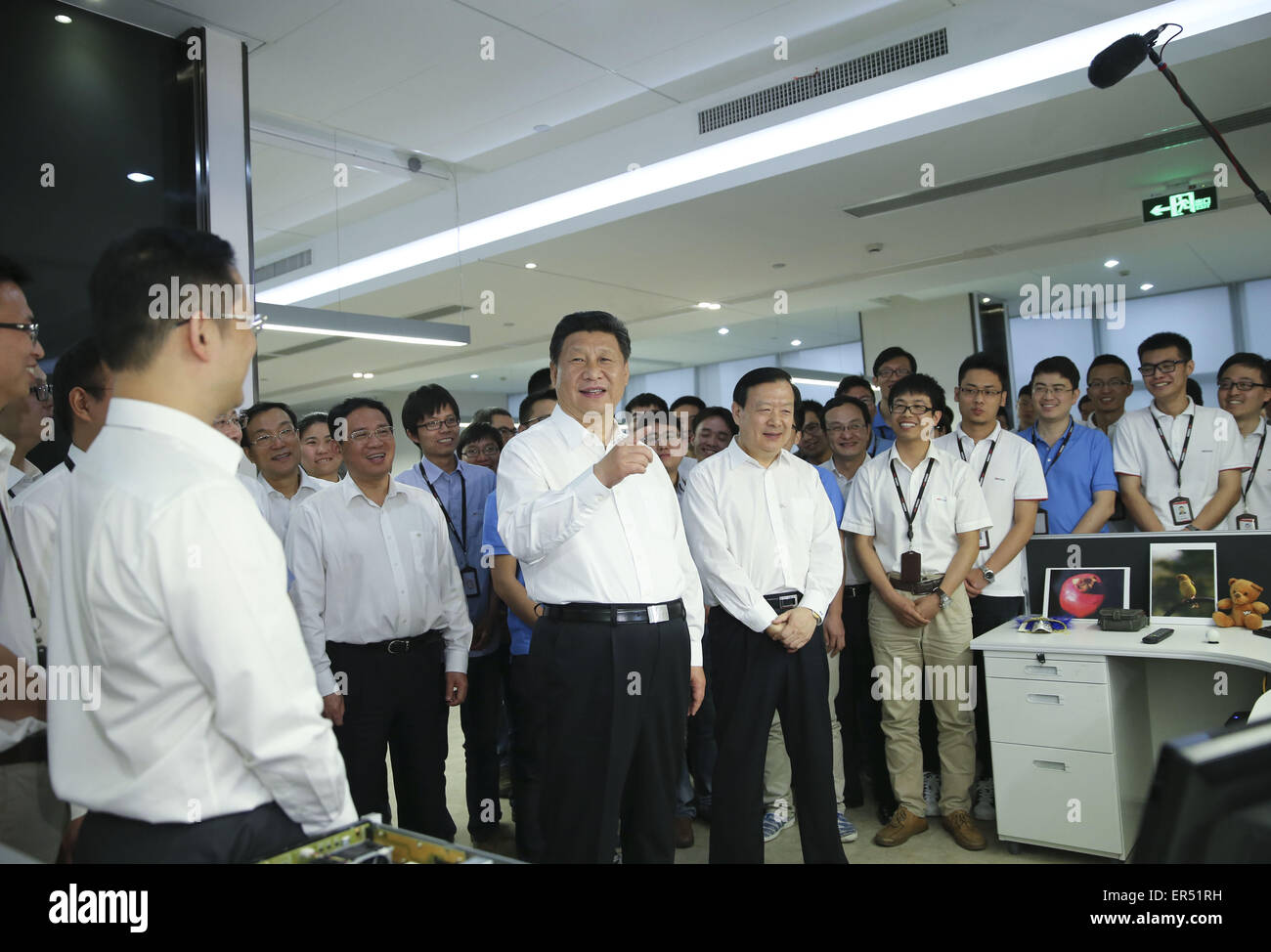 Hangzhou, China Zhejiang Provinz. 26. Mai 2015. Chinesischen Staatspräsidenten Xi Jinping besucht die Hikvision in Hangzhou, Hauptstadt der ostchinesischen Provinz Zhejiang, 26. Mai 2015. XI hatte eine Inspektionsreise in Zhejiang Provinz von 25 Mai bis 27. © Lan Hongguang/Xinhua/Alamy Live-Nachrichten Stockfoto