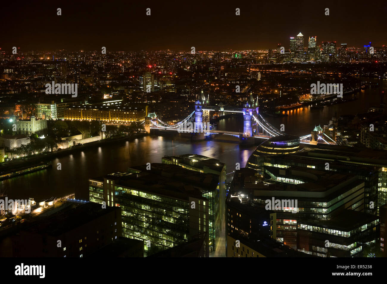 London Tower Bridge bei Nacht fotografiert vom Shangri La Hotel in die Scherbe. Stockfoto