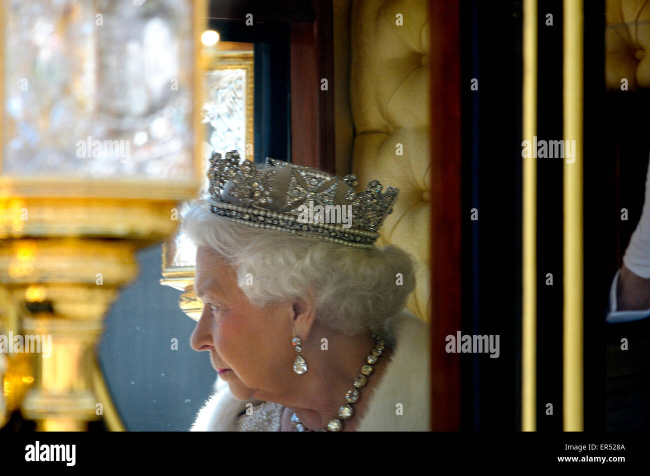 London, UK. HM Mai Königin Elizabeth II verlassen die Parlamentseröffnung, 27., 2015. Stockfoto