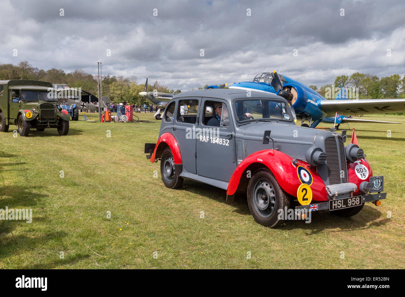 1938 Hillman Minx, Avro Anson und 1943 Fordson LKW auf der Flightline auf The Shuttleworth Collection, Old Warden Stockfoto
