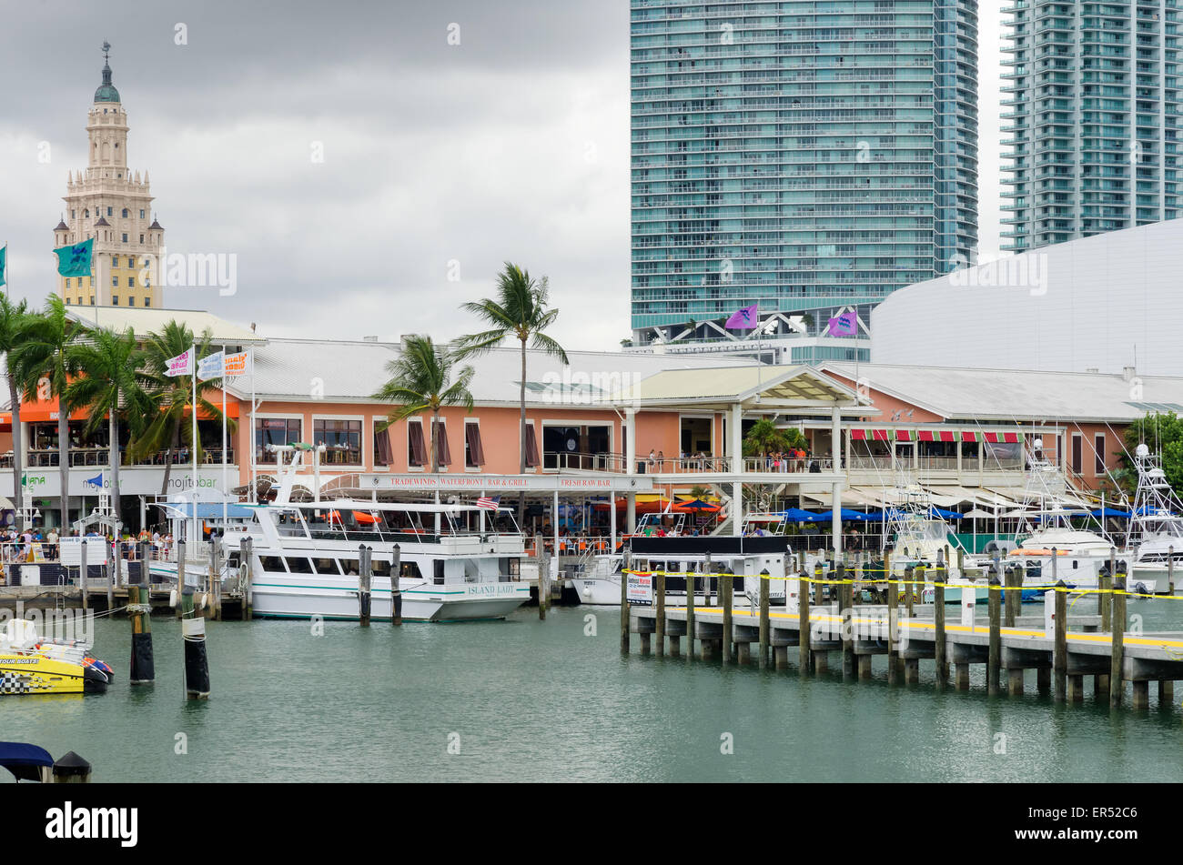 Die Innenstadt von Miami, Florida. Decks, Wasser, Restaurant und Boote Stockfoto