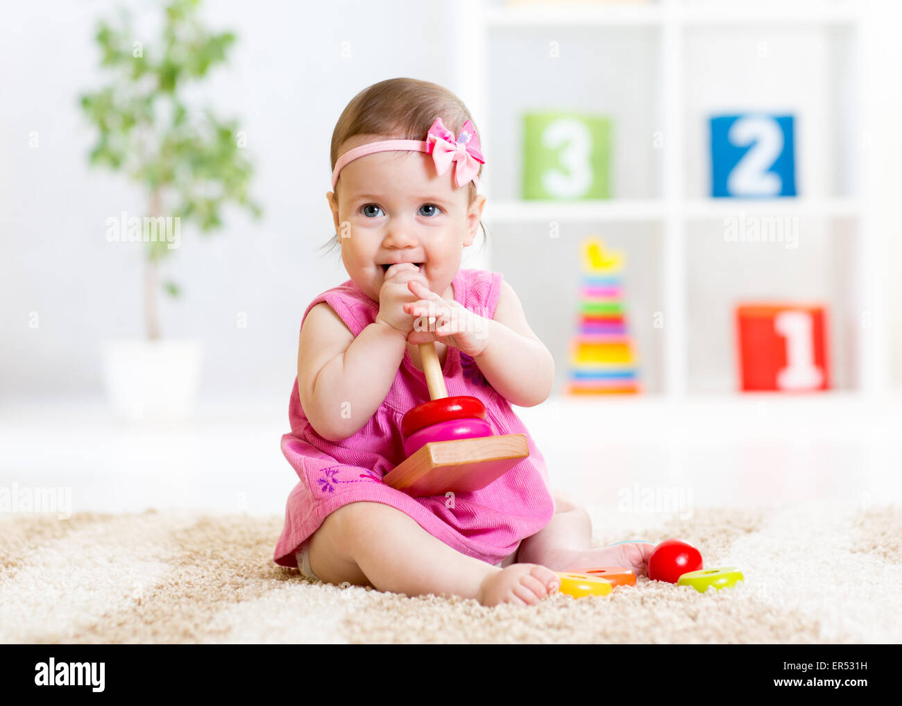Kind Mädchen spielt mit Spielzeug drinnen zu Hause Stockfoto
