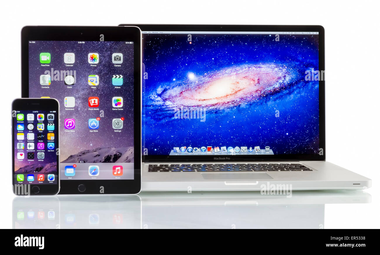 Apple Macbook Pro, iPad Air 2 und iPhone 6 auf weißem Hintergrund. Alle Geräte anzeigen Startseite. Stockfoto