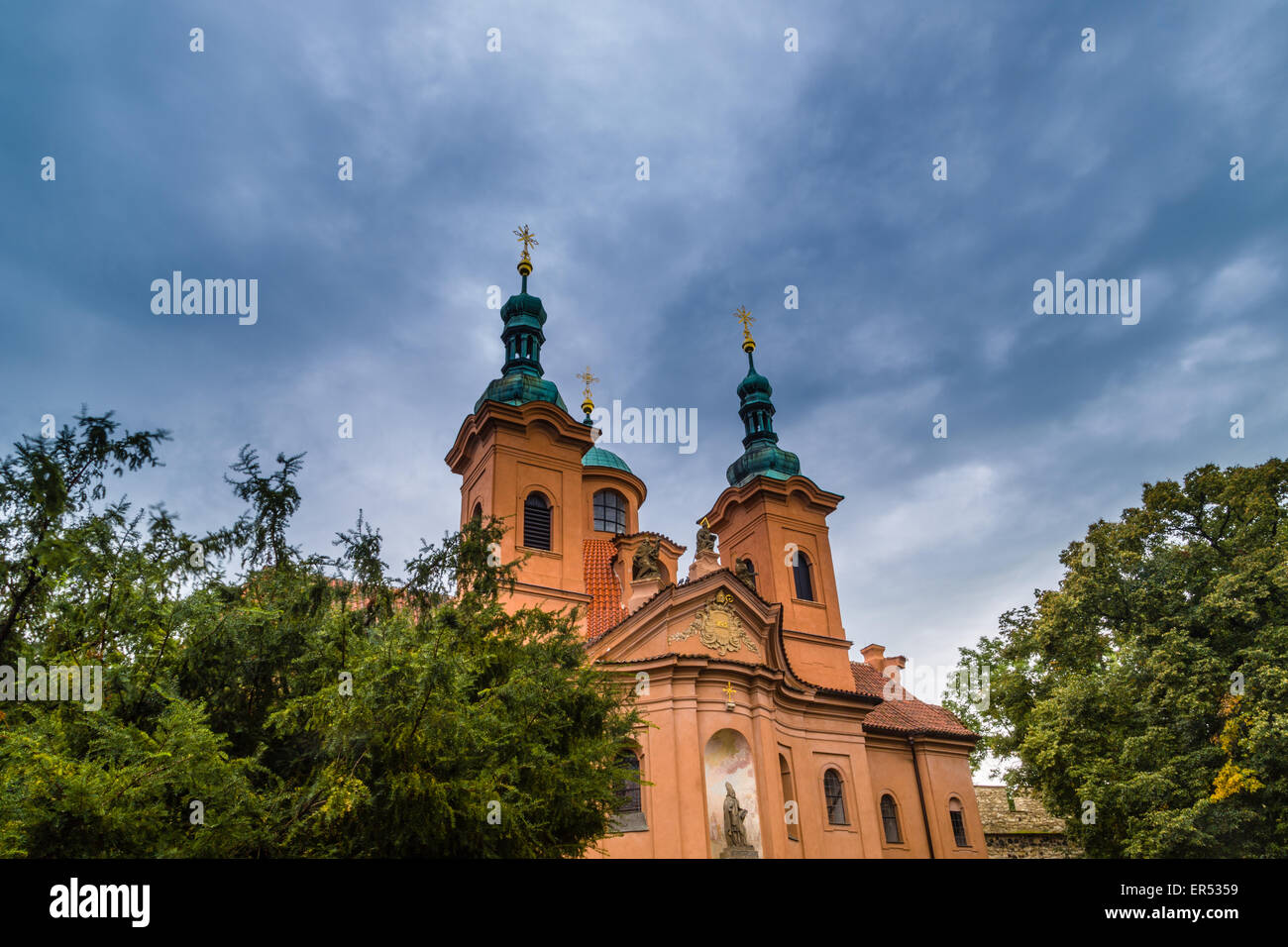 Kathedrale des Heiligen Laurentius am Petrin-Hügel in Prag: braune Wände und begrünte Dächer Stockfoto