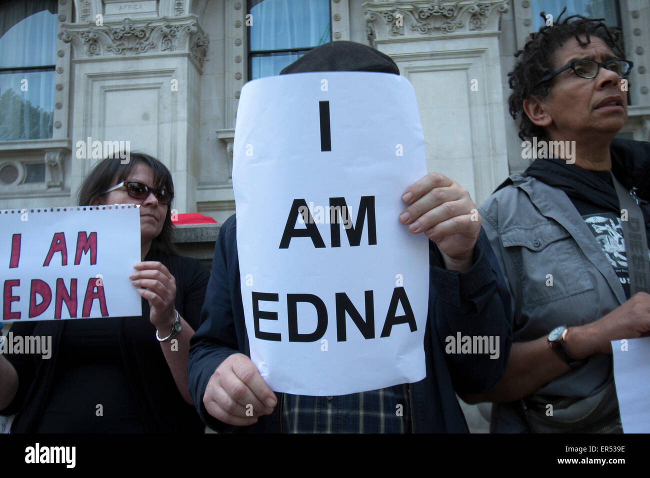London, UK. 27. Mai 2015. Eine Gruppe von Demonstranten statt Plakate vor Downing Street Whistleblower schützen, die verfolgt wurden, für die Unterrichtung über eine ältere Frau namens Edna, die zwar in der Pflege Kredit missbraucht wurde: Amer Ghazzal/Alamy Live-Nachrichten Stockfoto