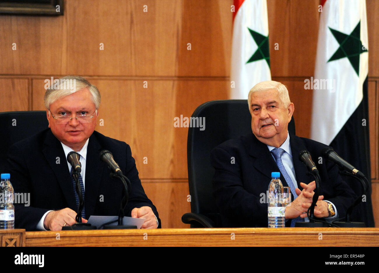 Damaskus, Syrien. 27. Mai 2015. Syriens Außenminister Walid al-Muallim (R) spricht bei einer gemeinsamen Pressekonferenz mit seinem armenischen Amtskollegen Edward Nalbandian in Damaskus, der Hauptstadt von Syrien, 27. Mai 2015. Syrischen Außenminister sagte am Mittwoch, dass seine Beziehungen mit Russland und Iran, überzeugter Verbündeten von Damaskus, tiefer ist als jeder denkt. Bildnachweis: Ammar/Xinhua/Alamy Live-Nachrichten Stockfoto