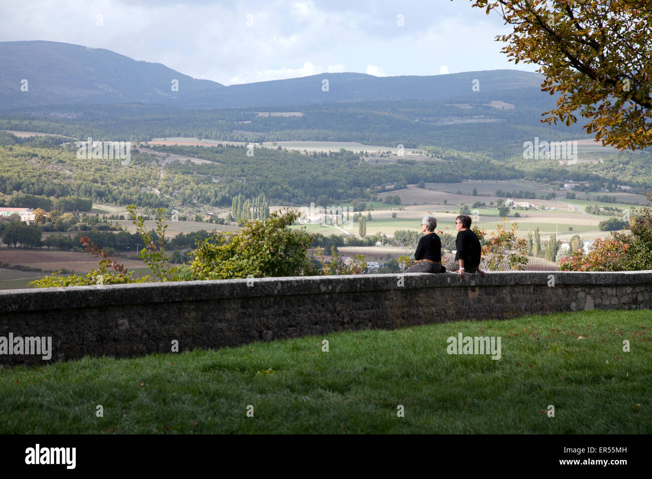 Zwei Frauen genießen den Blick auf das Val de Sault, Provence, Frankreich. Stockfoto