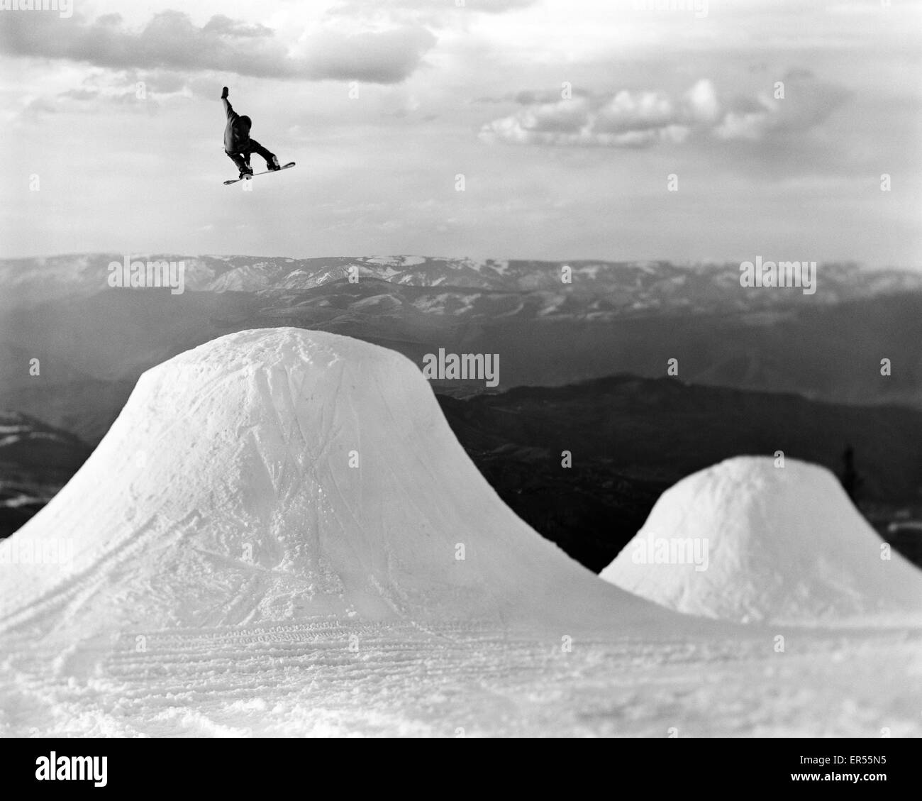 Ein Snowboarder springt ein Feature in Aspen während der Dreharbeiten für "The Art Of Flight". Stockfoto