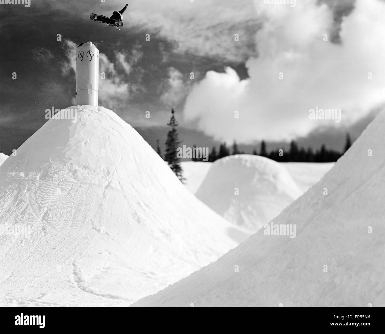 Ein Snowboarder springt über ein Feature in Aspen, Colorado während der Dreharbeiten zu "Art of Flight". Stockfoto