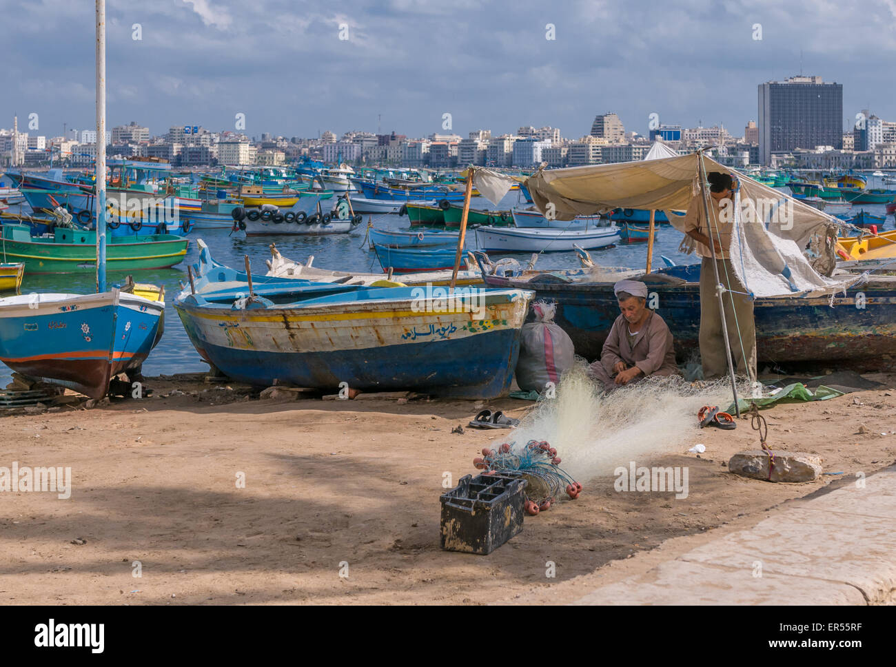 ALEXANDRIA, Ägypten - 30. September 2008: Ägyptische Fischer im Hafen von Alexandria Stockfoto