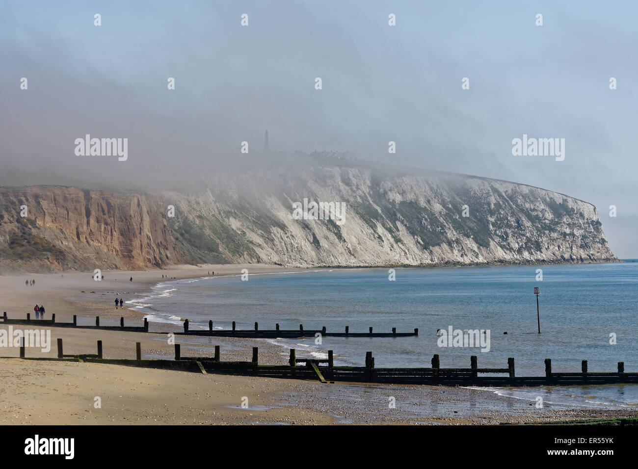 Sandown Beach, mit Culver Down im Hintergrund mit Meeresnebel, Isle of wight, England, Großbritannien, GB. Stockfoto