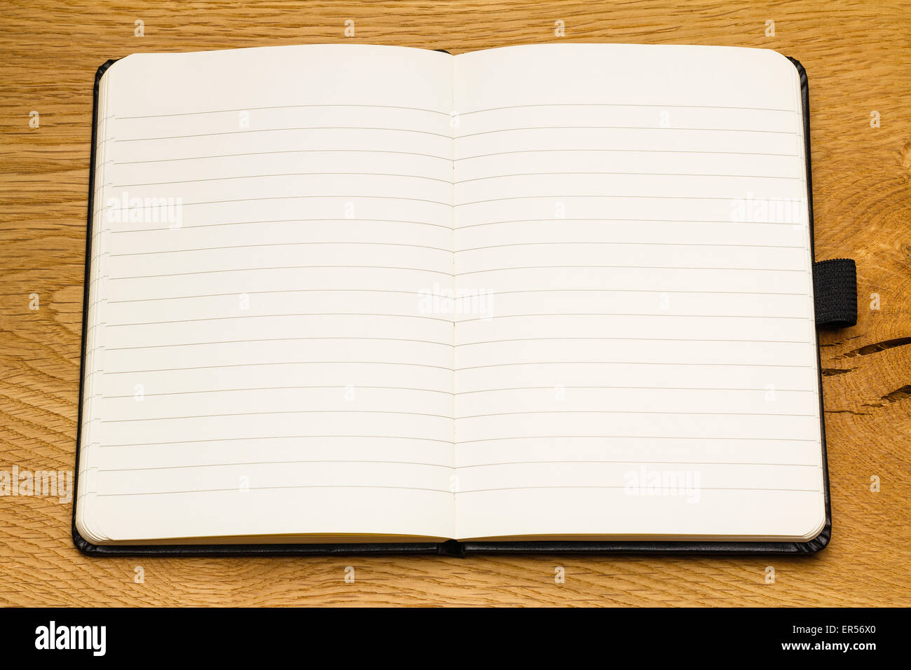 Nahaufnahme von leeren Seiten eines Notebooks auf einem Schreibtisch. Notieren Sie für Ihr Unternehmen. Platz für Kopie im Lehrbuch. Stockfoto