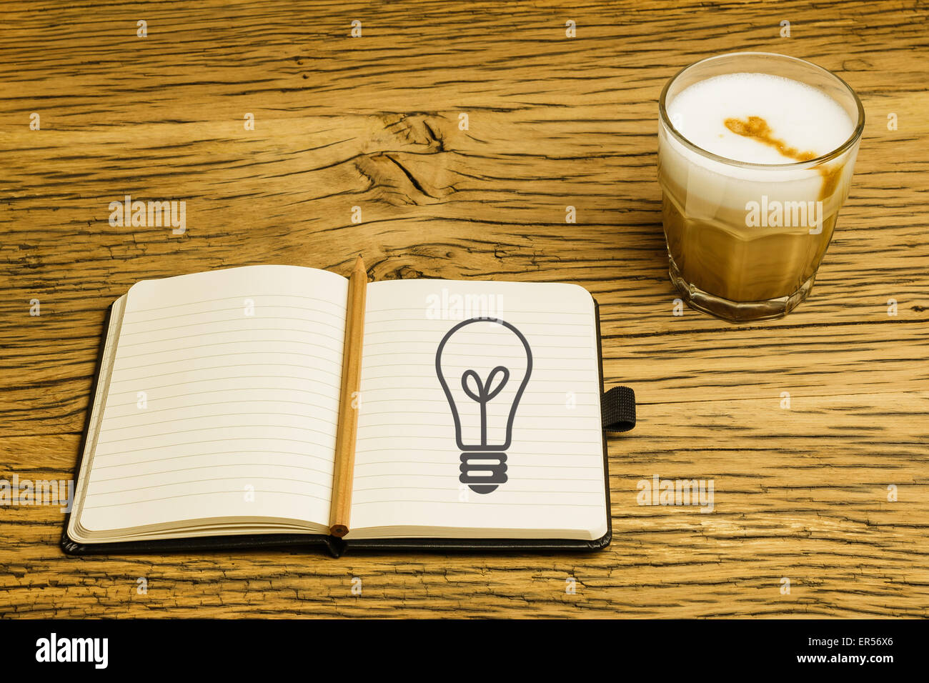 Konzept leeren Notizbuch mit Bleistift, Plan, kreative Idee-Business-Lösung. Kaffee auf Eiche Schreibtisch. Stockfoto
