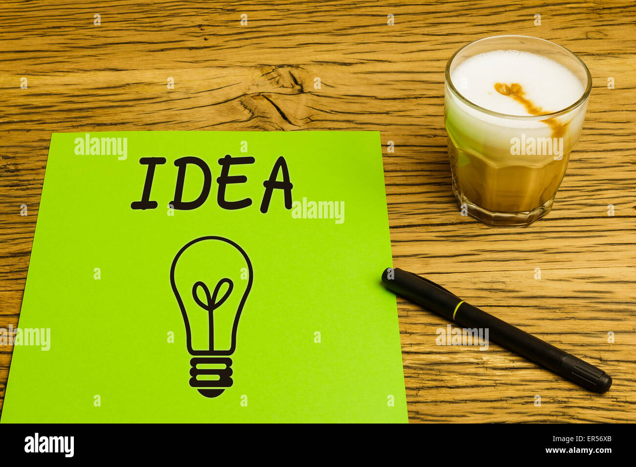 Leere grüne Konzeptseite, Idee, denken kreativ, Business Lösung, neues Design. Marker und Kaffee auf Eiche Schreibtisch. Stockfoto