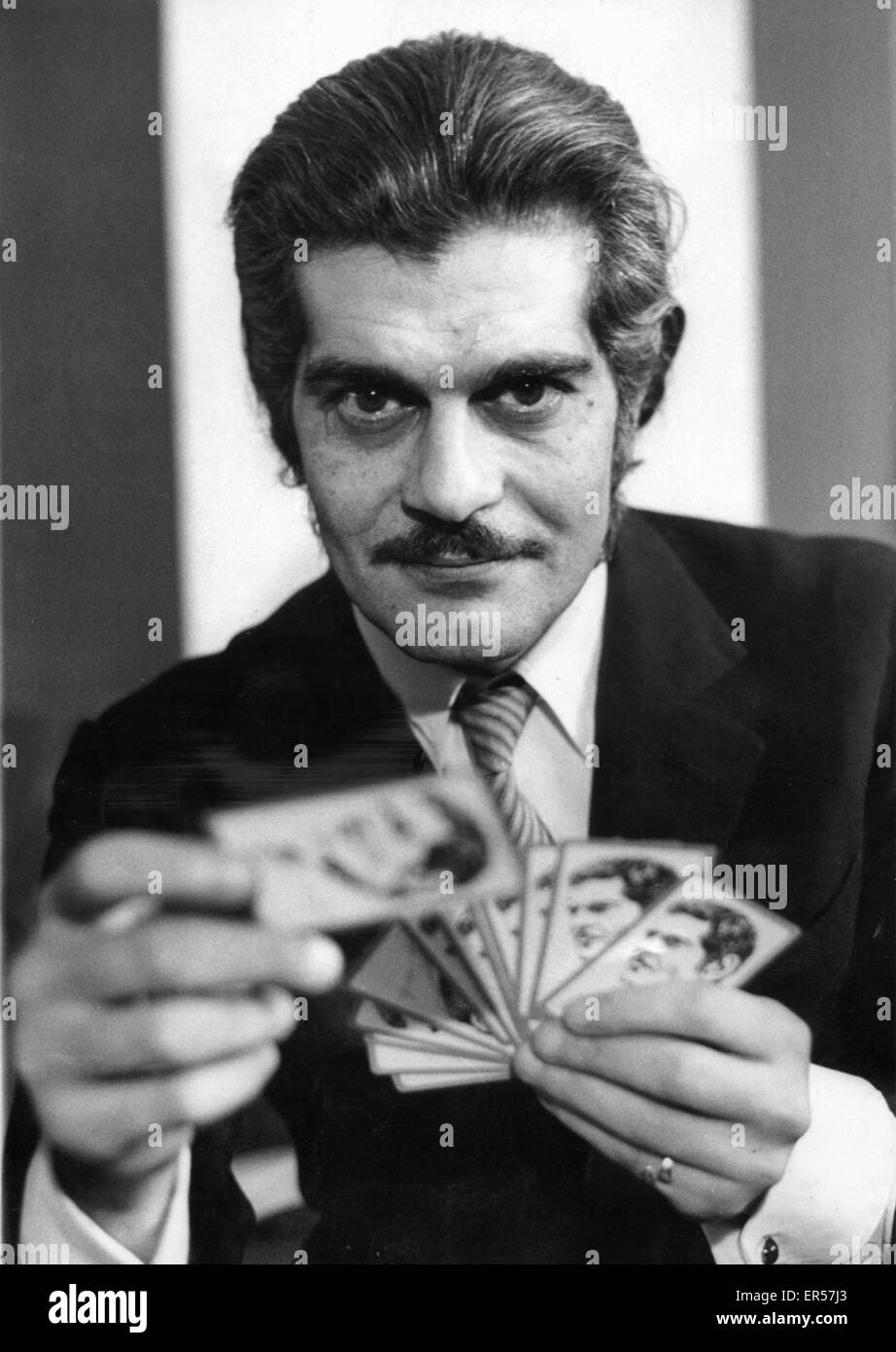 27. Mai 2015 - wurde Schauspieler OMAR SHARIF, der in den 1960er Jahren in Lawrence von Arabien und Doctor Zhivago spielte, mit der Alzheimer-Krankheit diagnostiziert. Der 83 jährige Star Agent bestätigte die Nachricht. Im Bild: 5. Januar 1970 - London, England, Vereinigtes Königreich - ägyptischer Schauspieler Omar Sharif Bridge zu spielen, auf einer Pressekonferenz in London. Geboren in eine wohlhabende Familie libanesisch-ägyptische, wurde Omar Sharif eine Mathematik und Physik große Kairos Sieg College. Sharif, ist einmal unter den bekanntesten Kontrakt-Bridge-Spieler der Welt, berühmt für seine Hauptrolle in dem 1965 Film Dr. Zhivago. (Kredit-Bild: © Keystone P Stockfoto