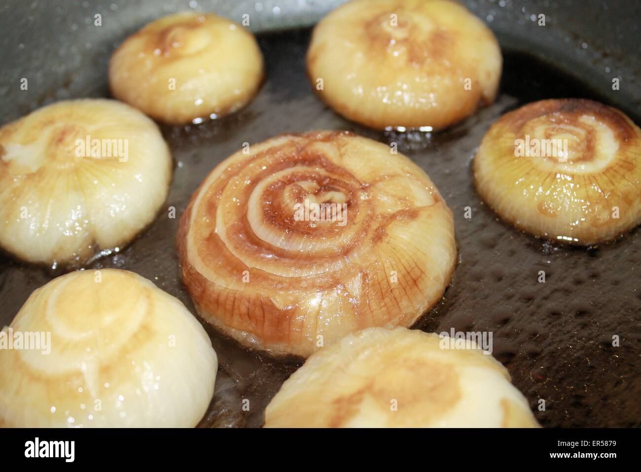 süß-saurer Zwiebeln mit Balsamico-Essig Stockfoto