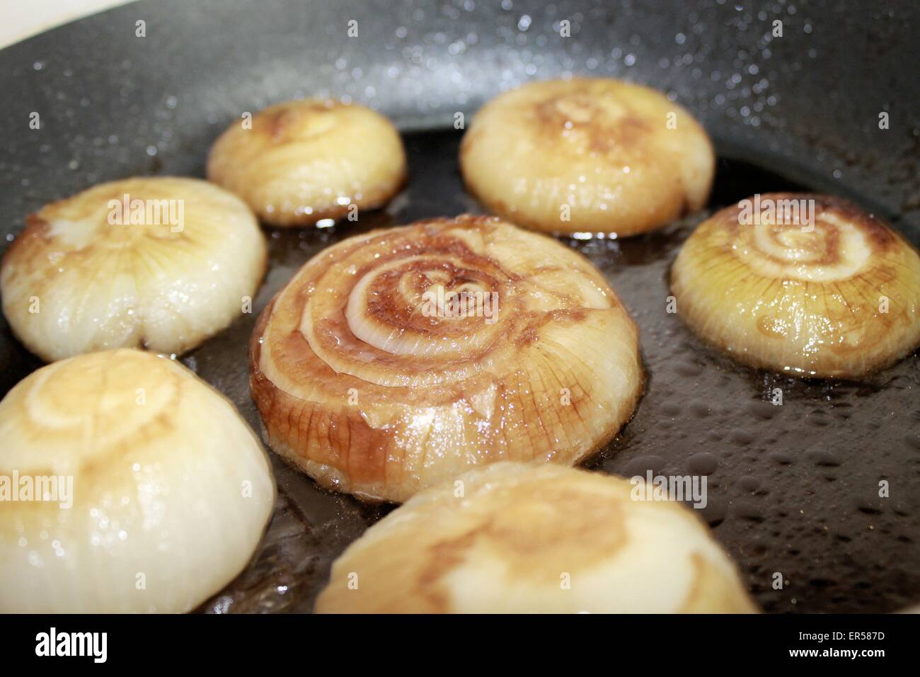 süß-saurer Zwiebeln mit Balsamico-Essig Stockfoto