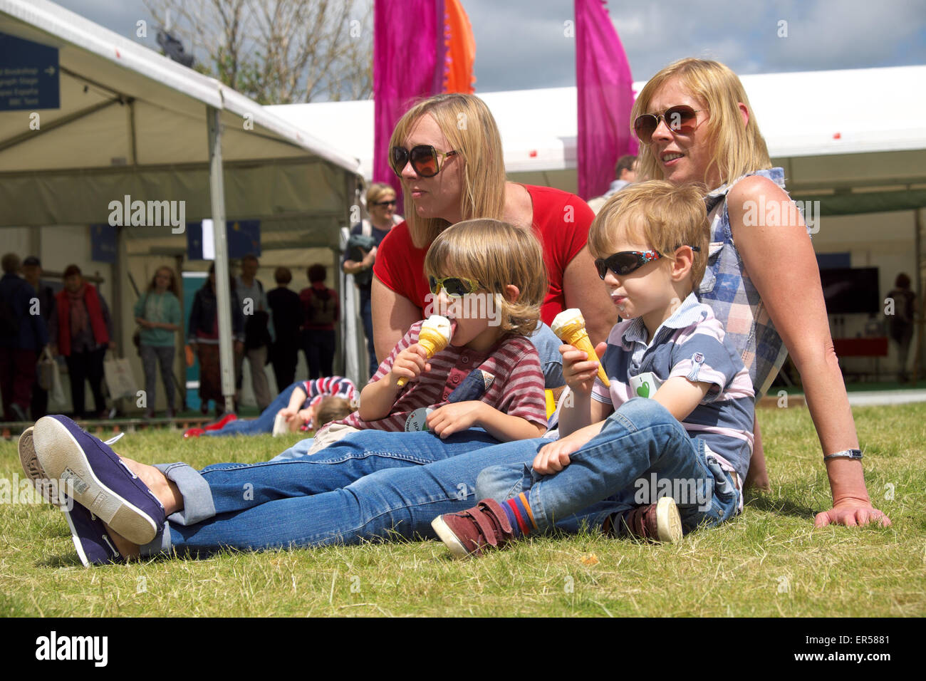 Hay Festival Mai 2015 Eis Wetter auf dem Festival-Rasen für zwei kleine Kinder Stockfoto