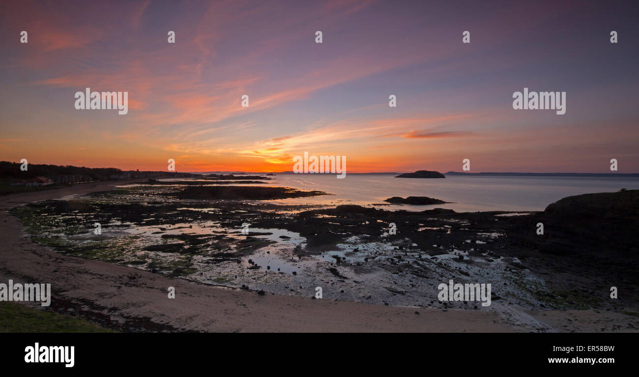 Eine Küste Blick bei Sonnenuntergang in North Berwick in Schottland Blick auf die Bucht bei Ebbe auf den Firth of Forth Stockfoto