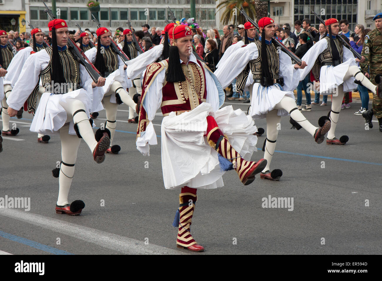 Athen, Griechenland - 5. April 2015: eine feierliche Militärparade der Soldaten, die in traditionellen Uniformen durch die Straßen von Los Stockfoto