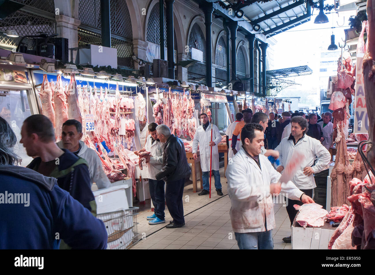 Athen, Griechenland - 6. April 2015: Stadtmarkt. Verkäufer sind ihr frische Fleisch fördern. Stockfoto