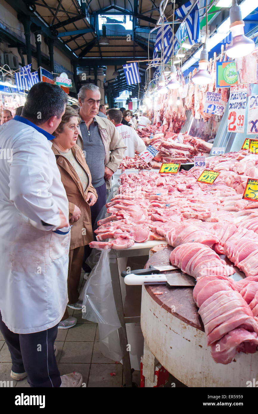 Athen, Griechenland - 6. April 2015: Stadtmarkt. Verkäufer sind ihr frische Fleisch fördern. Stockfoto