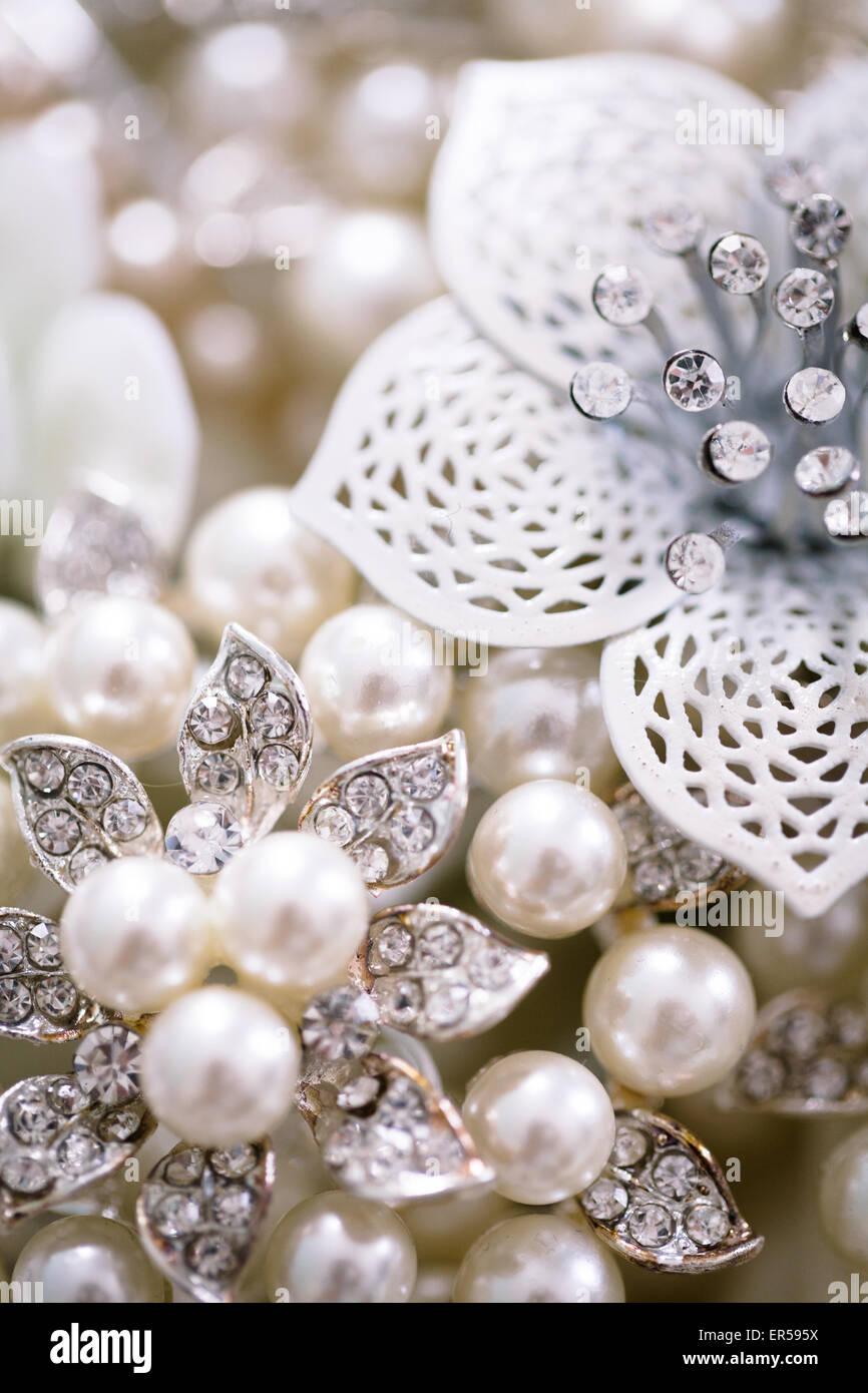 Detail-Foto von Perlen und Metall und Schmuck Blumen verwendet als Teil einer Oldtimer Hochzeit bouquet Stockfoto