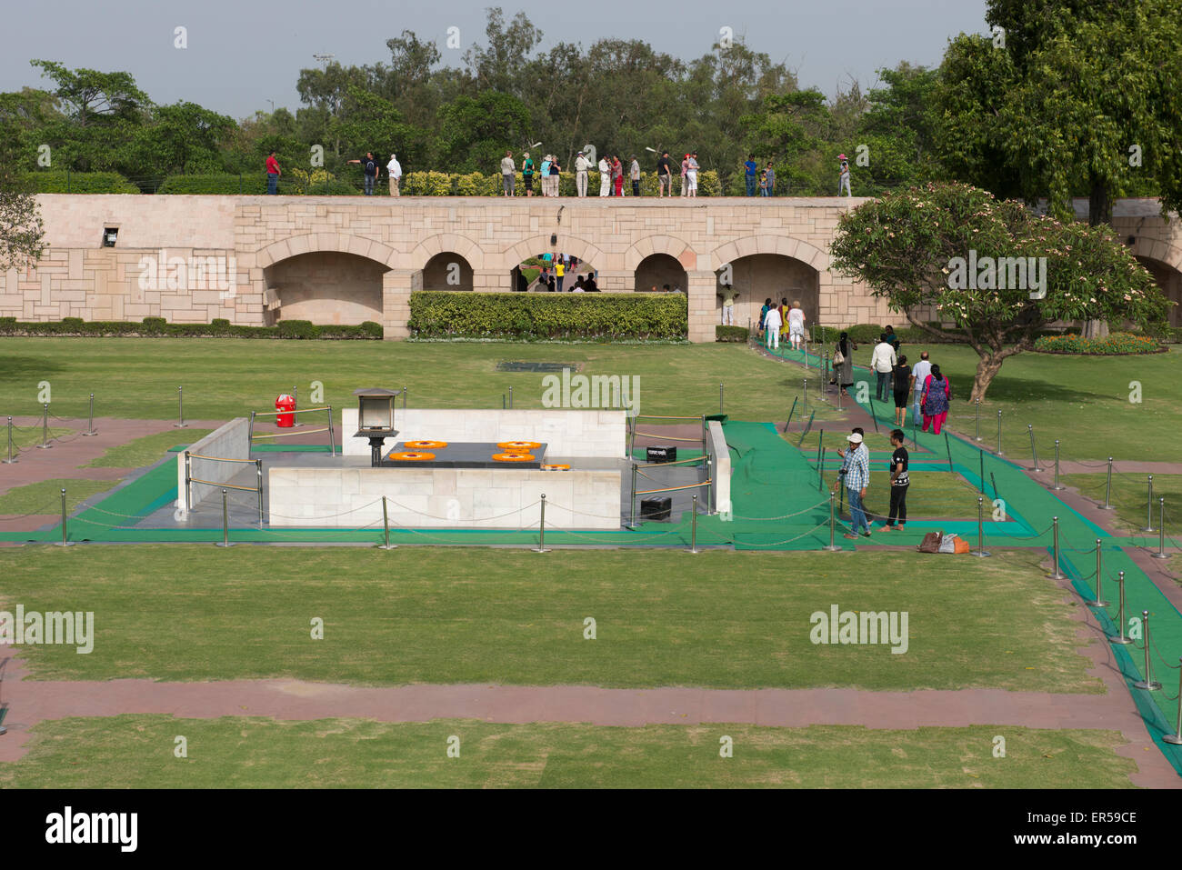 Indien, Delhi. Raj Ghat, schwarzen Marmor Denkmal markiert die Stelle des Mahatma Gandhi Feuerbestattung, Antyesti (Antim Sanskar). Stockfoto